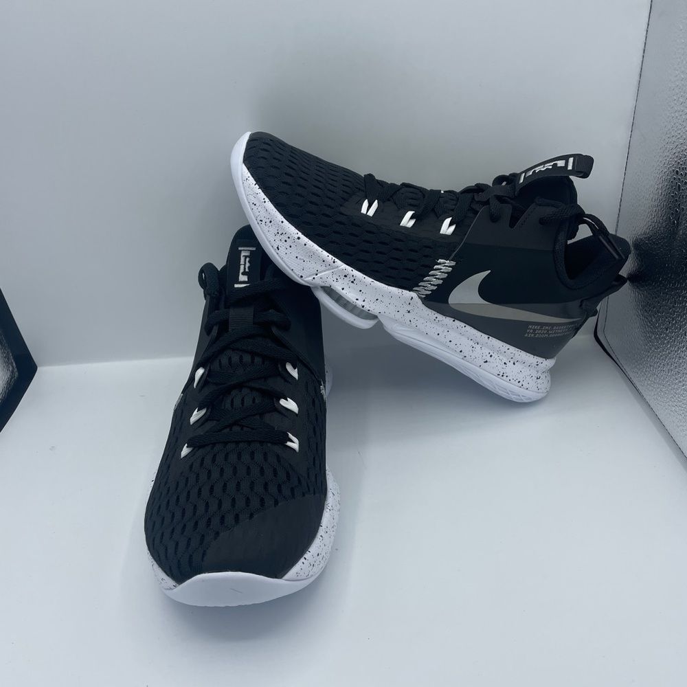 New- Nike LeBron James Witness V 5 Black Silver White CQ9380-001 Men’s size 11